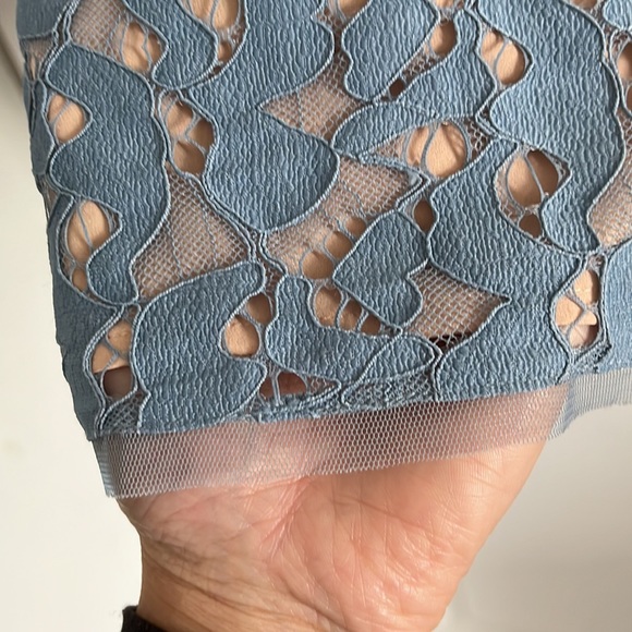 Elastic waist with a zipper detail in the back skirt. - Picture 3 of 5